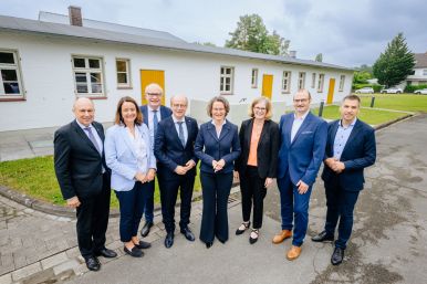 Eröffnung GeDenkOrt |  (v.l.) Landrat Christoph Rüther, Regierungspräsidentin Anna Katharina Bölling, Vertreter im Landtag, Bernhard Hoppe-Biermeyer, Landtagspräsident André Kuper, Ministerin Ina Scharrenbach, Museums- und Projektleiterin Kirsten John-Stucke, Projektmitverantwortlicher Dr. Erik Beck und Bürens Bürgermeister Burkhard Schwuchow.